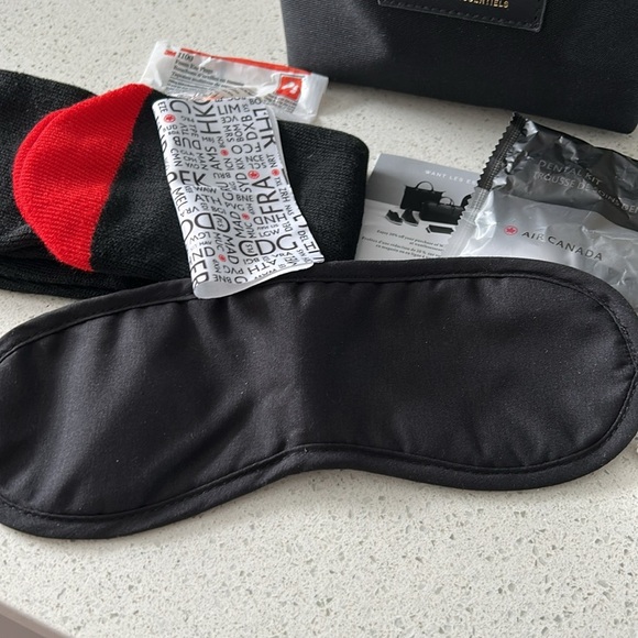 Want Les Essentials Signature Travel Kit NEW - Picture 6 of 8